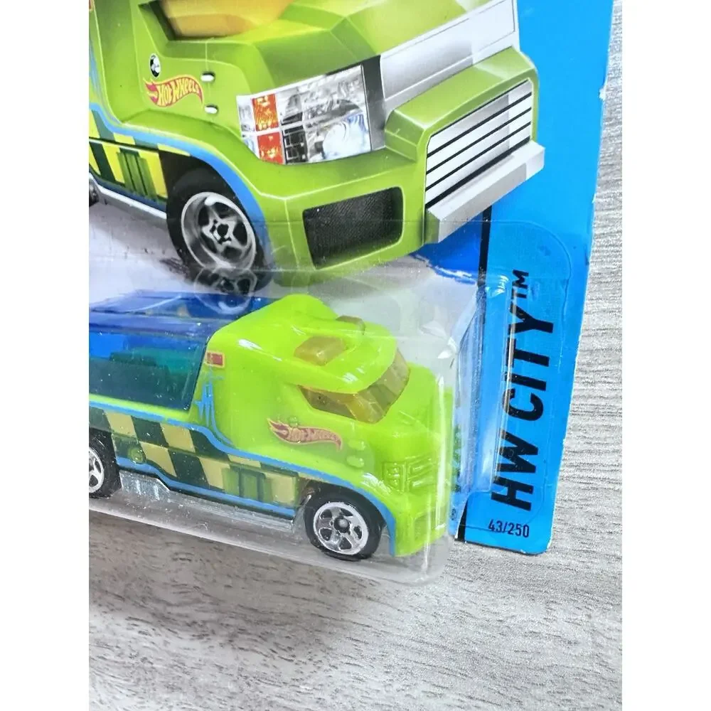 2014 Hot Wheels HW CITY Rapid Response 43/250 Green Car Hotwheels H46
